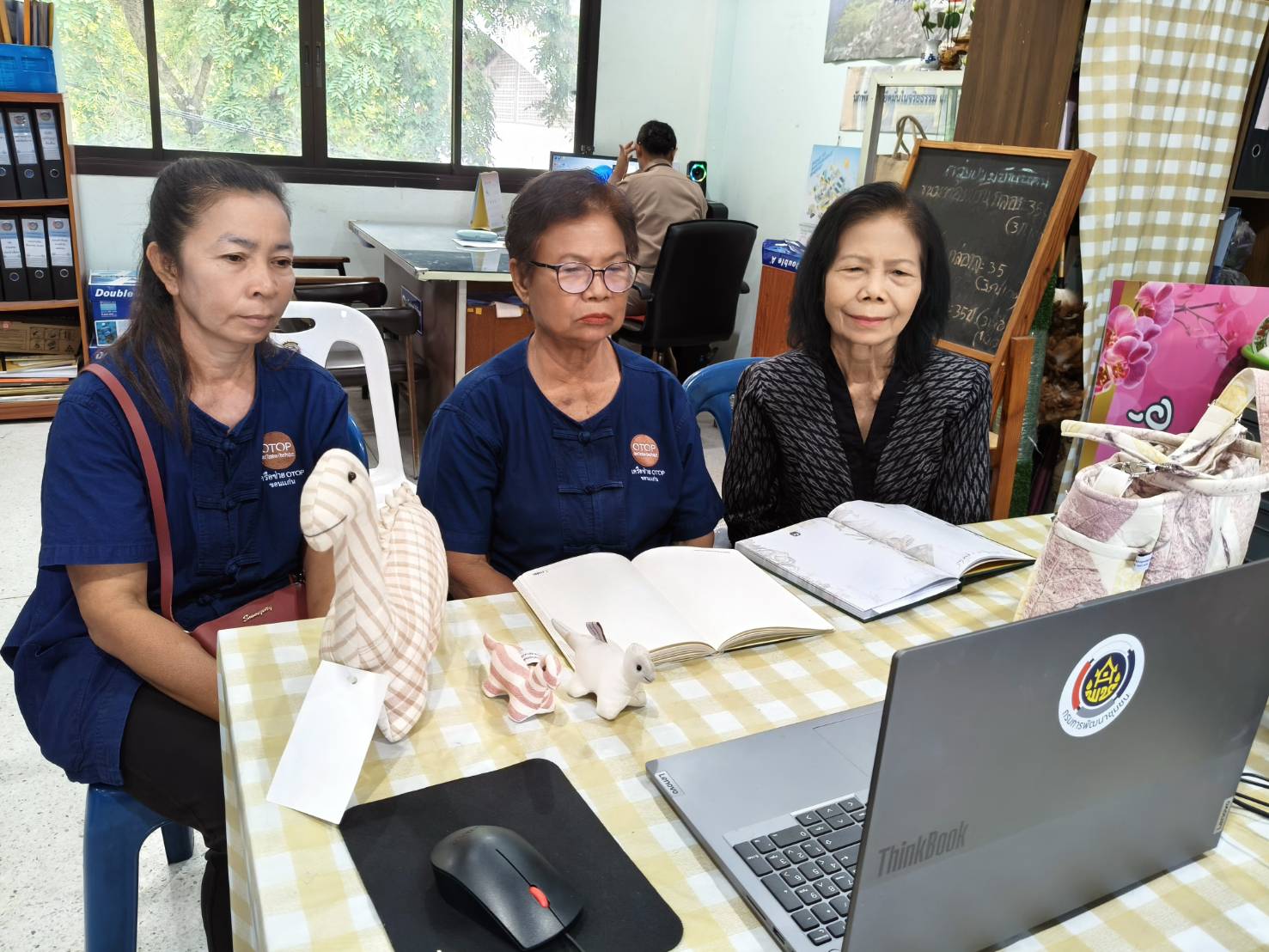 พช.อุบลรัตน์ ร่วมประชุมส่งเสริมกระบวนการพัฒนาเศรษฐกิจฐานรากชุมชนท่องเที่ยวด้วยแนวคิดการจัดกิจกรรมส่งเสริมการเรียนรู้ที่นักท่องเที่ยวลงมือปฏิบัติ (D-HOPE) กิจกรรมย่อยที่ 3 ยกระดับและพัฒนาผลิตภัณฑ์เพื่อจำหน่ายให้นักท่องเที่ยว
