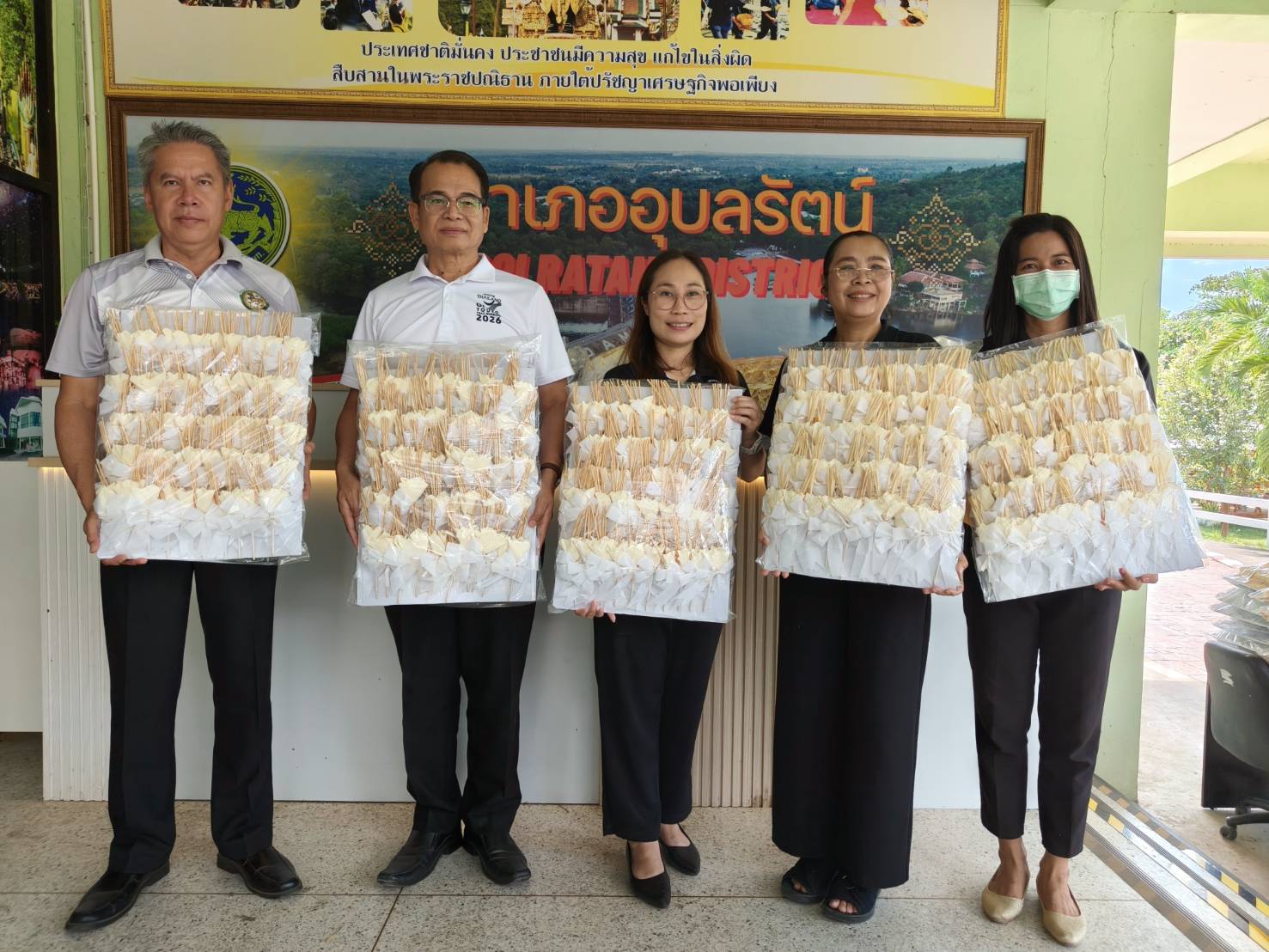 พช.อุบลรัตน์ : รับมอบดอกไม้จันทน์สำหรับพระราชพิธีถวายพระเพลิงพระบรมศพฯ
