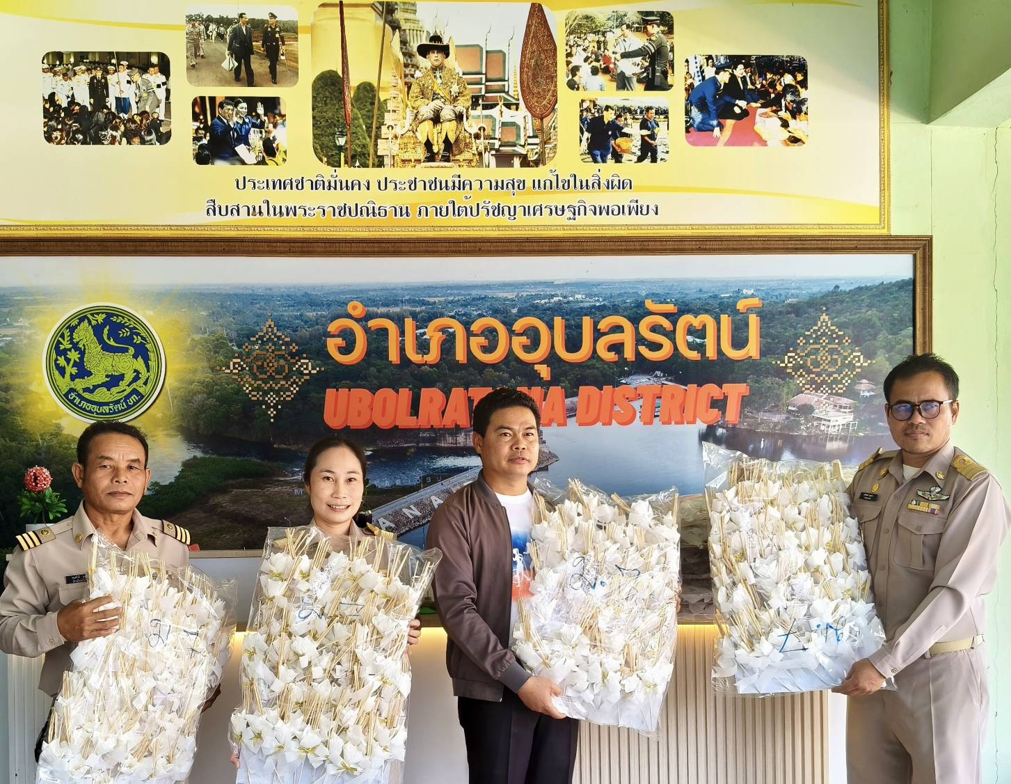 พช.อุบลรัตน์ : รับมอบดอกไม้จันทน์สำหรับพระราชพิธีถวายพระเพลิงพระบรมศพสมเด็จพระนางเจ้าสิริกิติ์ พระบรมราชินีนาถ พระบรมราชชนนีพันปีหลวง